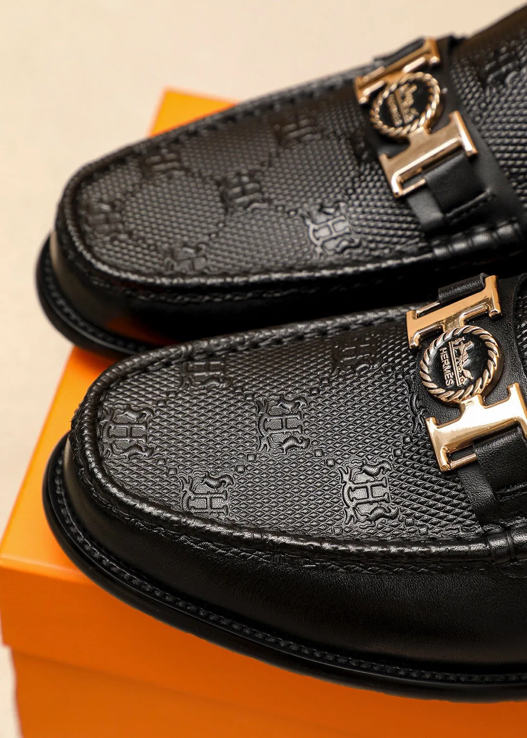 Men's shoes 💰442 💐 Product trademark: HERMES "Hermès" casual leather shoes Regular size: 38-44 (45🉑️customized) Product materials: Selected imported first-layer calfskin embroidered upper + luxury hardware buckle, imported water-dyed 🐂 cowhide lining. Strong three-dimensional visual effect, combined outsole Color: 1⃣️color optional